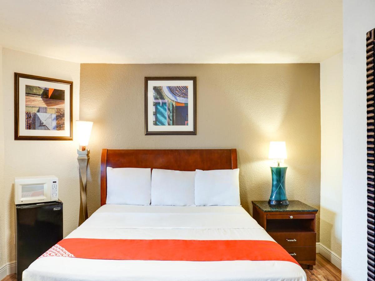Oyo Hotel Austin Street Giddings Eksteriør billede