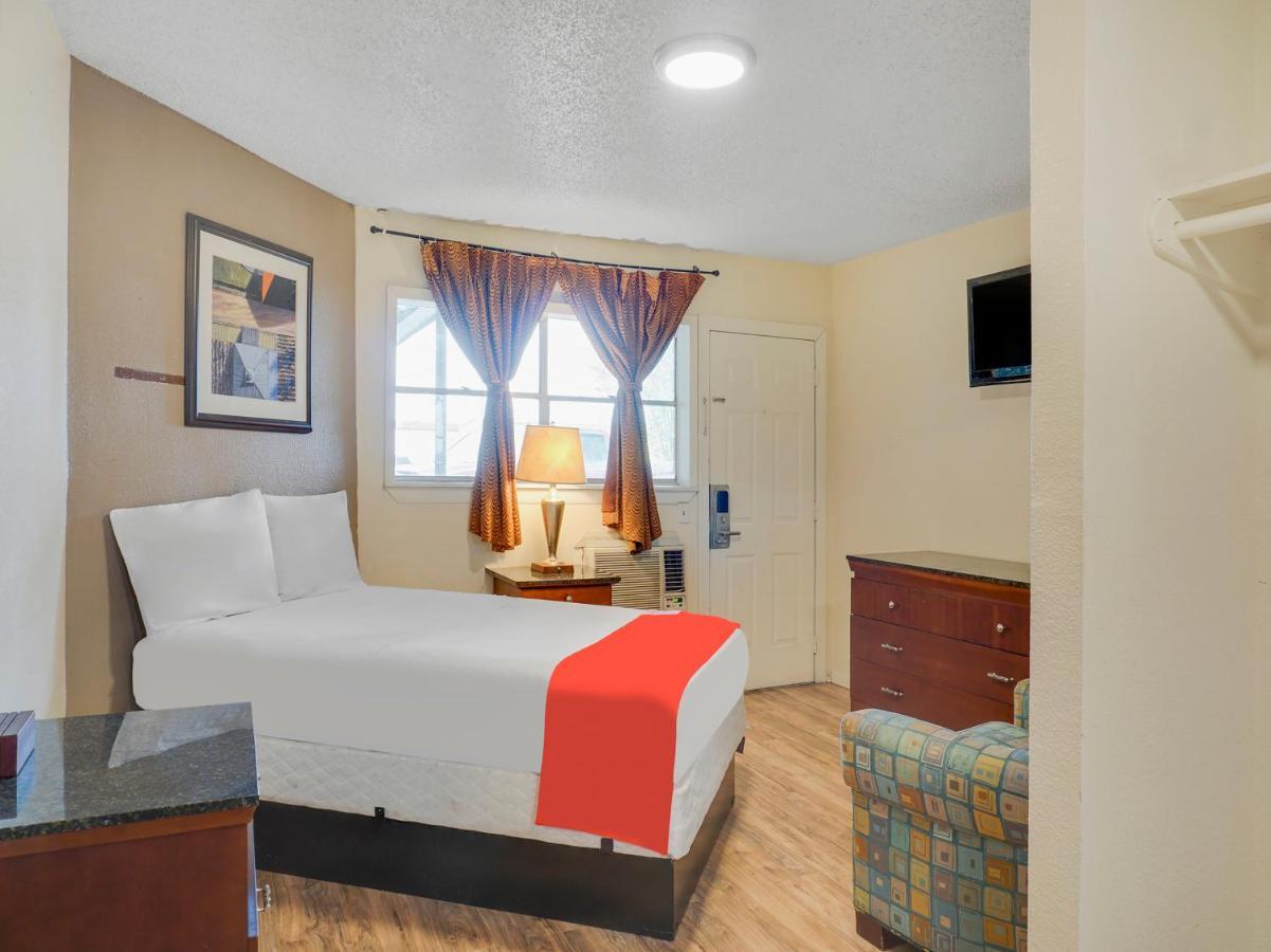 Oyo Hotel Austin Street Giddings Eksteriør billede